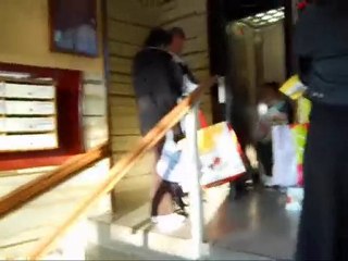 Toilette dans un ascenseur ( Par La Mafia-Du-Rire )