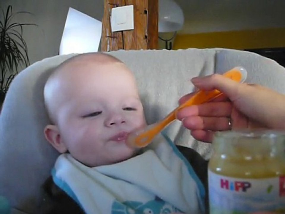Bébé Paul (5 mois) et sa première compote de pommes
