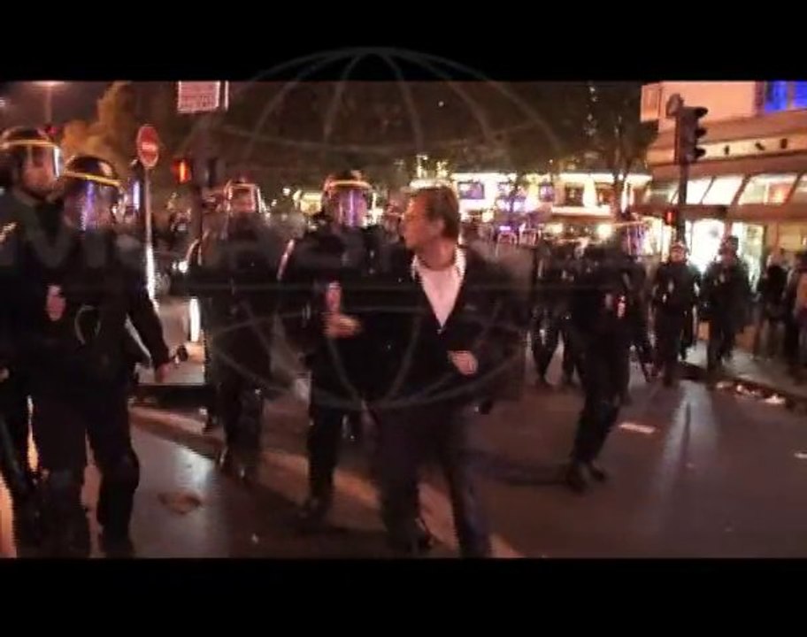 RETRAITES : LA POLICE FRAPPE UN JOURNALISTE DE CANAL+