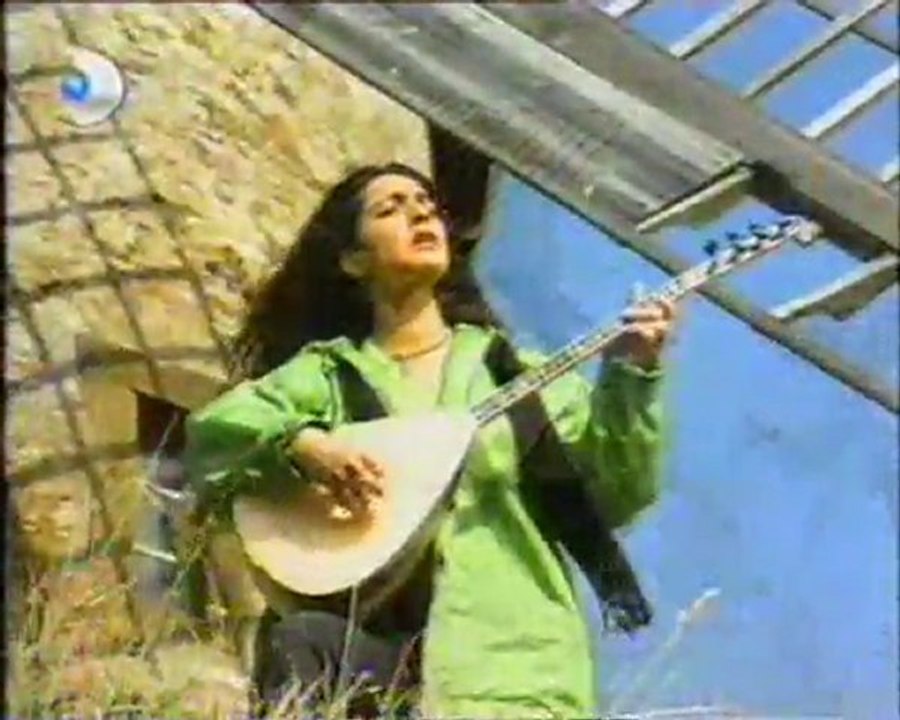 Özlem Özdil - UZAKLARIN TÜRKÜSÜ video klip NOSTALJI