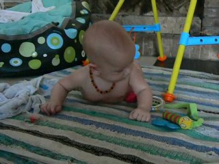 Vasco tente d'attraper son jouet - 3mois