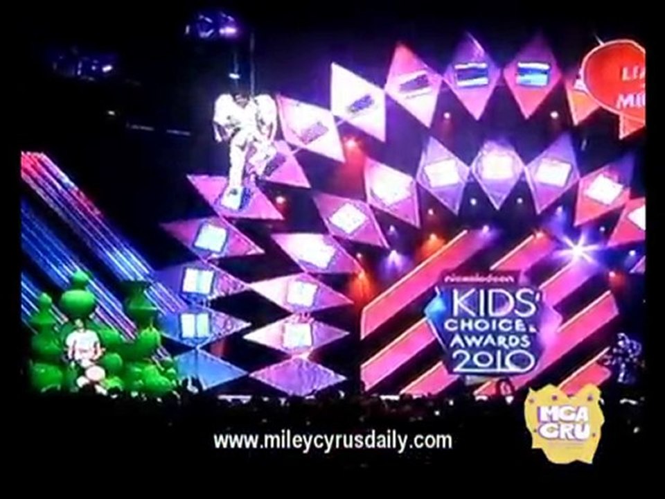 Liam Hemsworth and Miley Cyrus Australian KCA - Fav Kiss(1)
