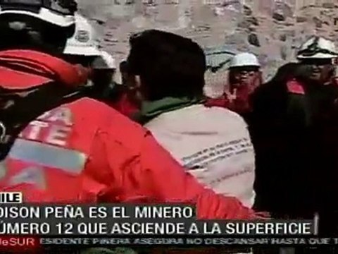 Edison Peña, minero numero 12 en salir a la superficie