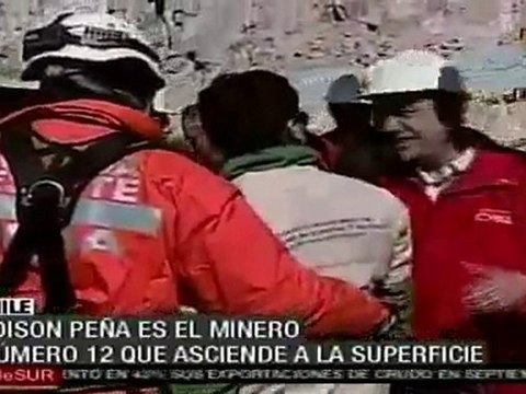 Sale el minero más “deportivo”; Edison Peña es el 12 en salir a la superficie