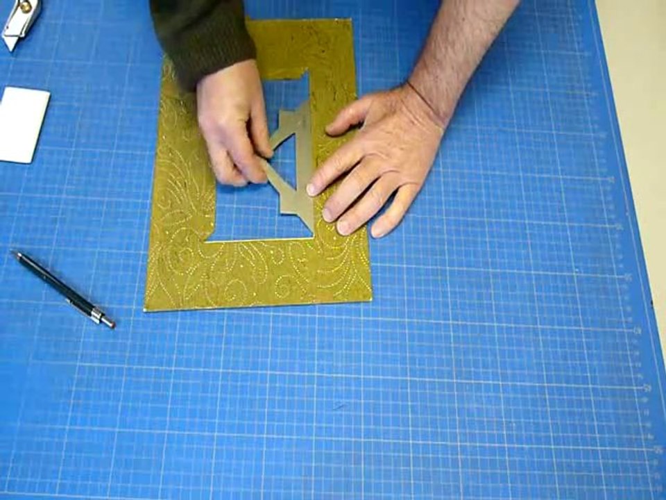 la coupe d'angle du passe-partout à l'aide du gabarit GABDU.