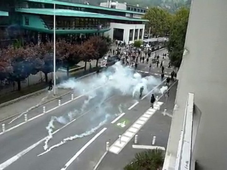 attaque des CRS sur les lycéens de Monge 14/10/2010