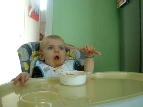 1er repas seul de Léo-Paul