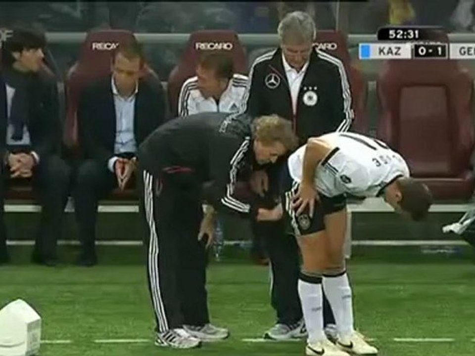 El goleador Miroslav Klose y una imagen bastante incómoda.