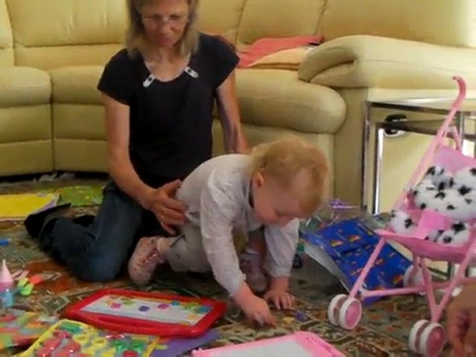 Clotilde joue avec Mamoune