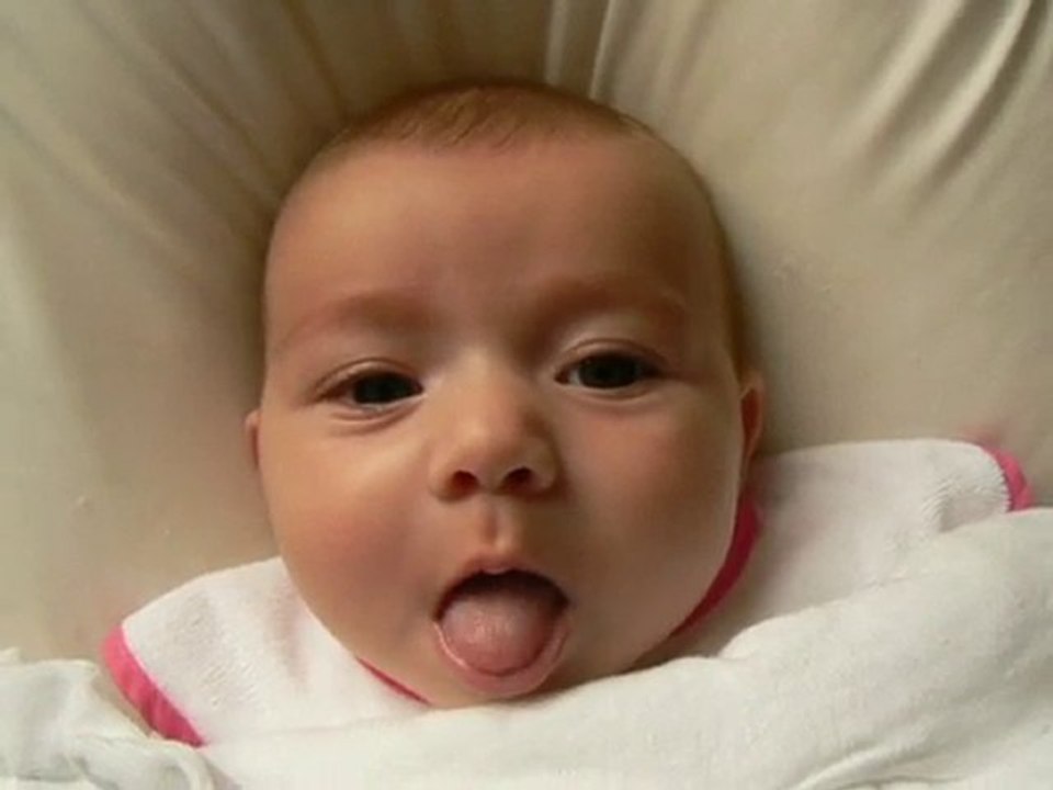 Lola fait des areuh à maman