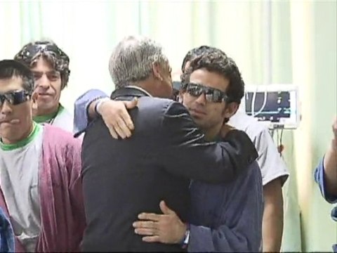 Chilean president visits rescued miners in hospital