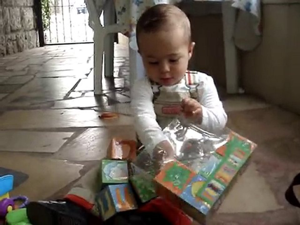 Anaël joue 2 (13 mois)