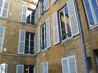 Visite de la cour intérieure de la maison d'Arthur Rimbaud