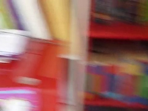 Guillaume devant caillou joue au ballon