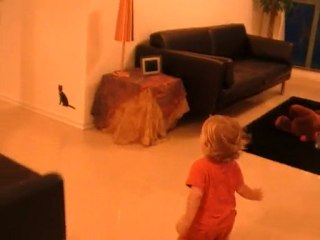 Bébé court-visite de l'appart (tournis garanti!)