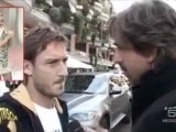 Francesco Totti riceve il tapiro d_