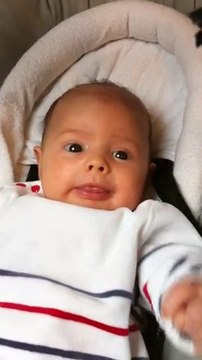 alix fait des sourires 1 mois et demi