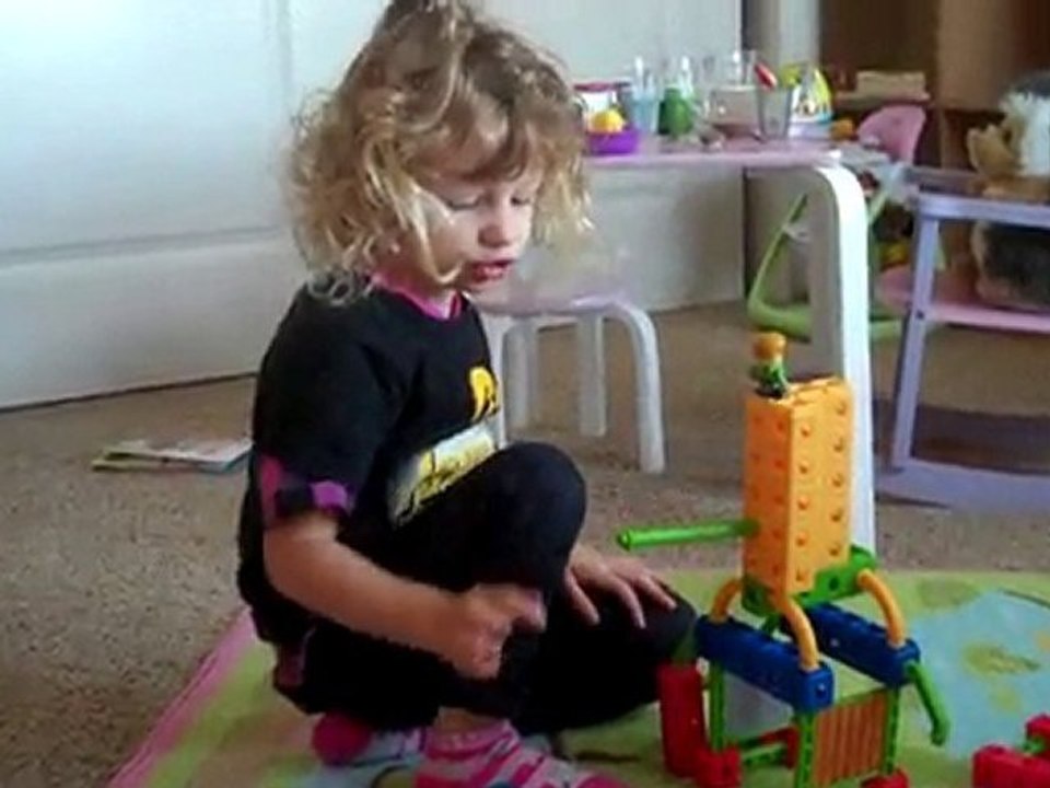Clement et Alyssa jouent dans la chambre