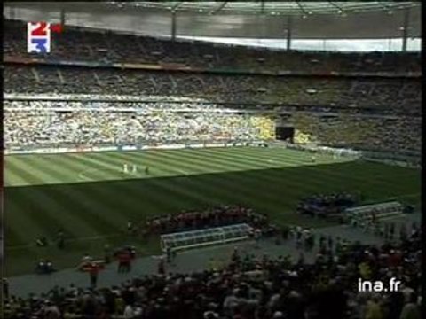 Sur la pelouse du stade de France, Axelle RED et Youssou N'DOUR La cour des grands