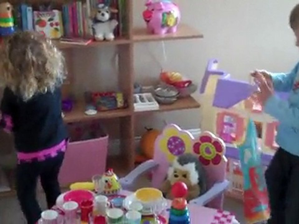 Clement et Alyssa jouent encore dans la chambre