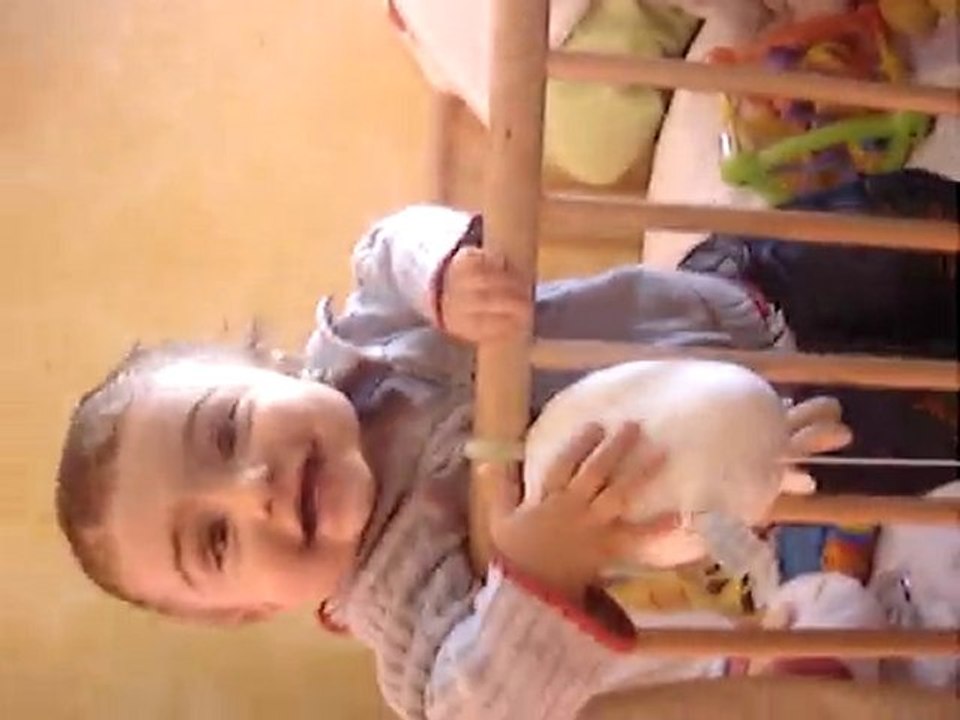 Justin se tient debout