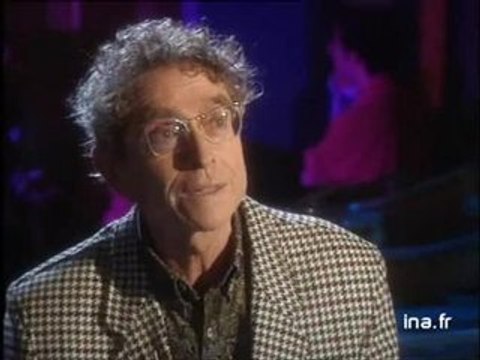 En improvisant au piano Darry Cowl s'auto-interviewe