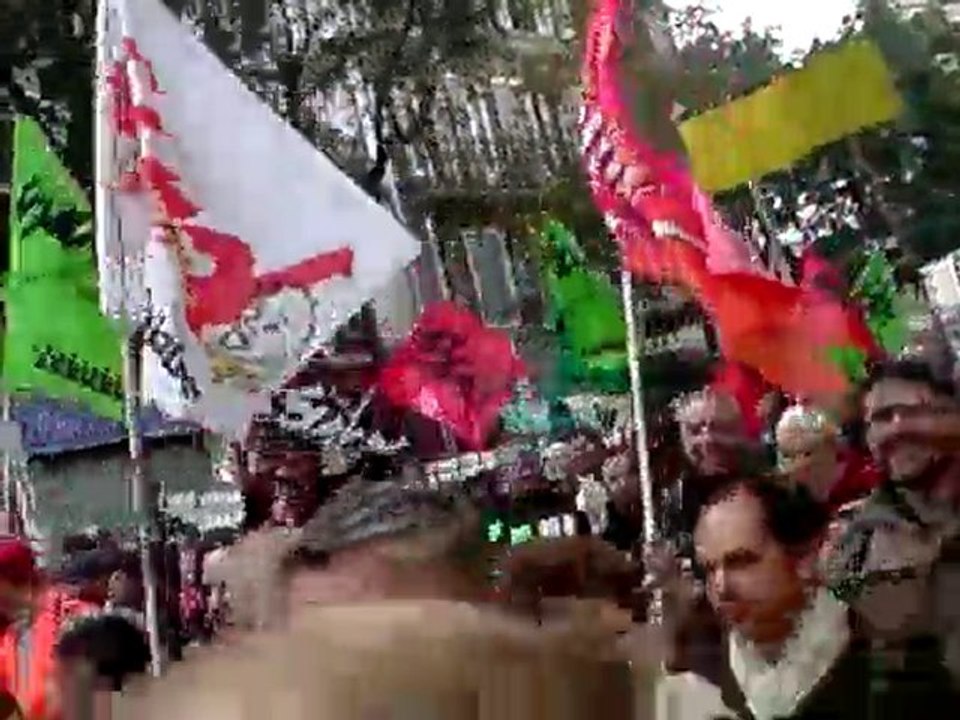 "Solidaires" courant et criant grève générale, manifestation