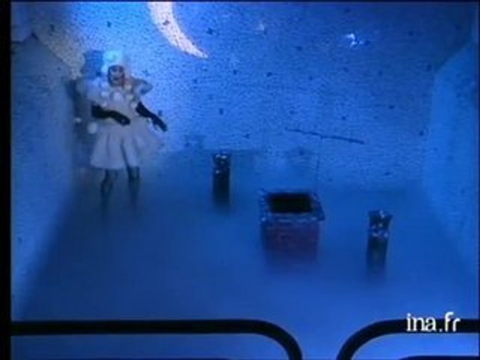 Michou chante "C'est la ouate" de Caroline Loeb