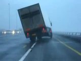 (A VOIR ) Camion emporté par le vent.