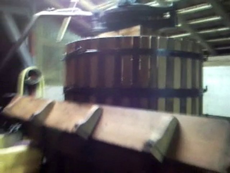 notre pressoir vertical manuel lors des vendanges 2010 part1