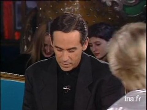 Jeu Info ? Intox ? Des poireaux professionnels payés pour faire la queue à votre place