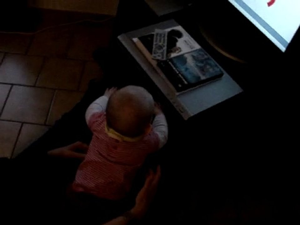 clémence se tient debout