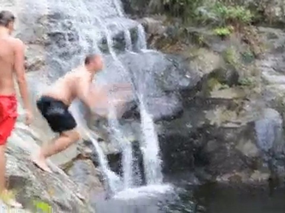 un saut dans la cascade
