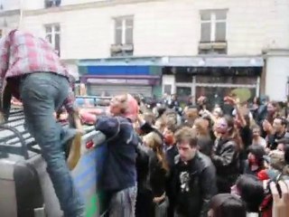 Attaque de zombies sur une camionnettes