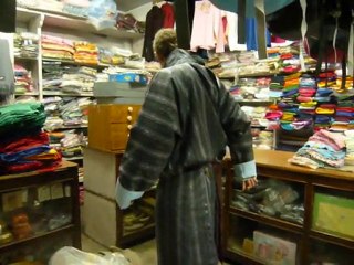 Arnaud et son Go, habillé par le vendeur du magasin