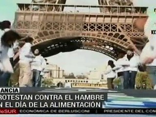 Platos vacíos al pie de la torre Eiffel, por los niños que mueren de hambre
