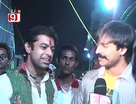 Vivek Oberoi Gets In The Dandiya Mood!!!