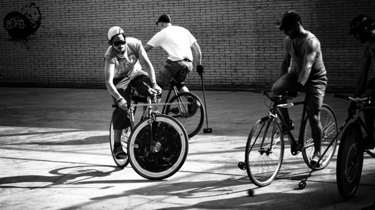 ¿SE PUEDE JUGAR A HOCKEY EN BICICLETA?