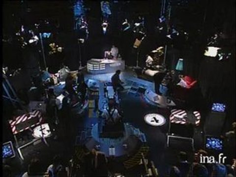 Présentation de l'émission par Thierry Ardisson le visage crypté