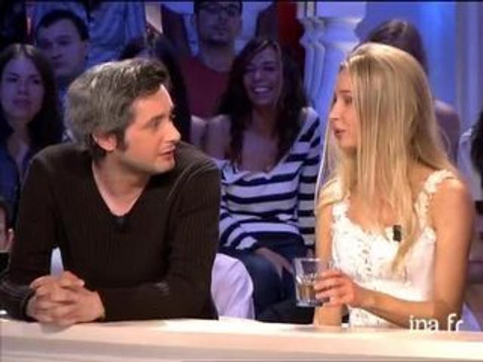 Eva Kowalewska chante "joyeux anniversaire"