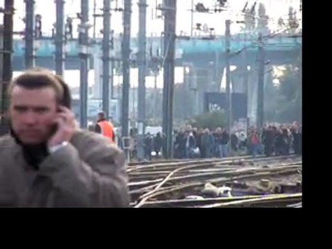 Usagers dans les voies en gare de Lille (18 octobre 2010)