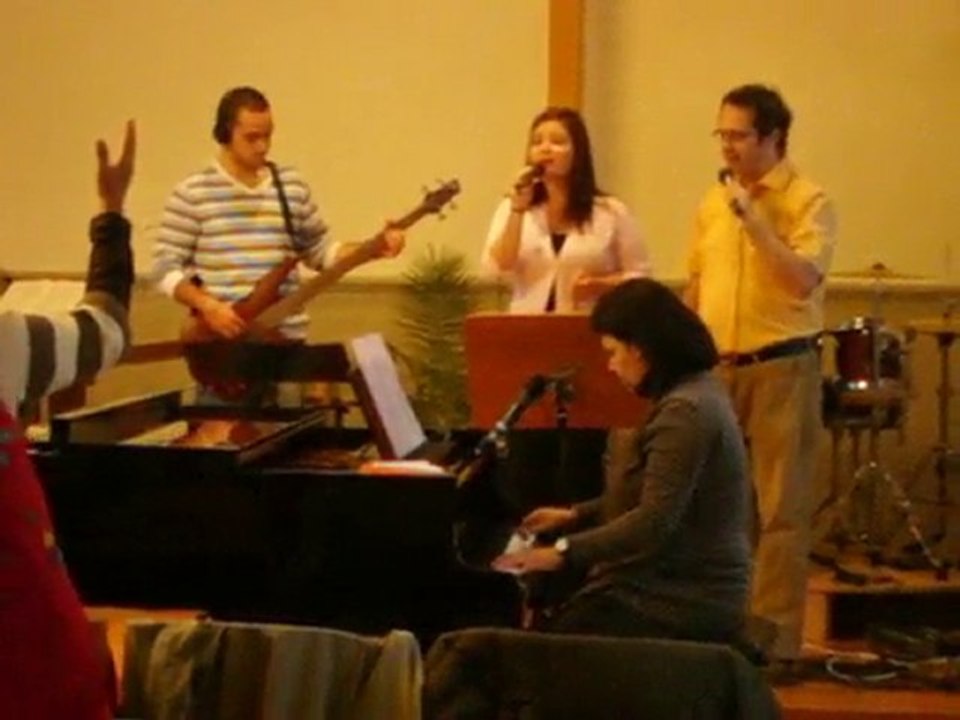 Tiempo de adoracion en la iglesia Hispana en Wintenthur
