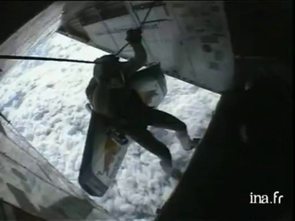 Felix Baumgartner traverse la Manche ... en chute libre ! - Archive INA