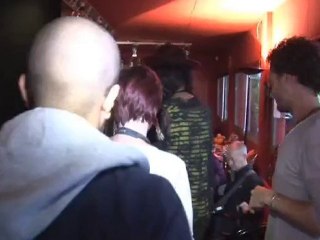 2 volontaires interviewent Mark Ronson, VV Brown et N*E*R*D