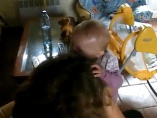 maman joue avec sa puce