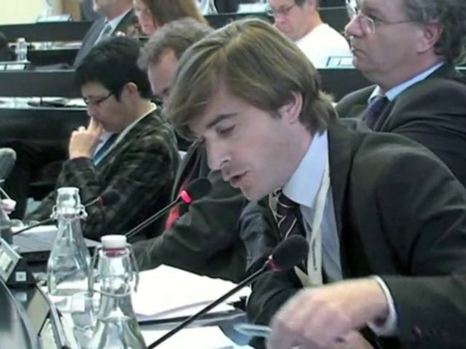 Ségolène se fait mordiller les mollets