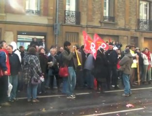 La permanence UMP bombardée par les manifestants