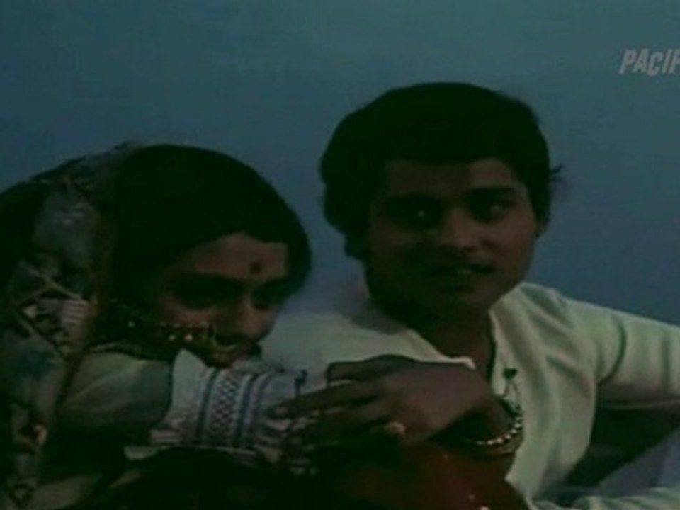BADE ACCHE LAGTE HAIN  : AMIT KUMAR : BALIKA BADHU 1976