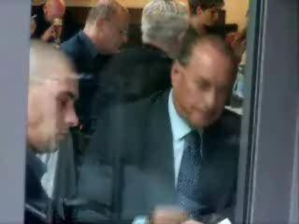 Berlusconi Miam Miam crotte de nez!