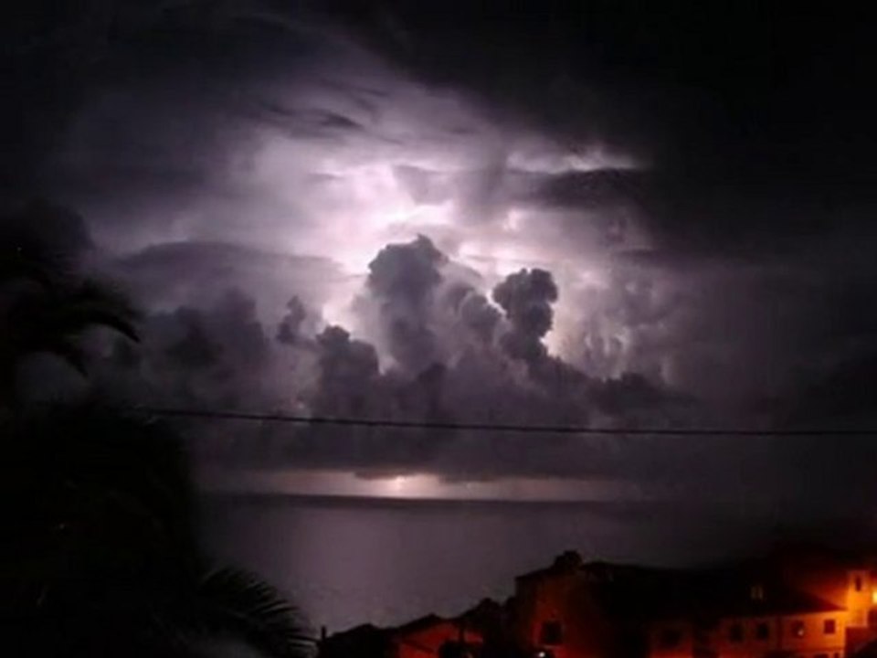 BU MEZARDA BİR GARİP VAR...